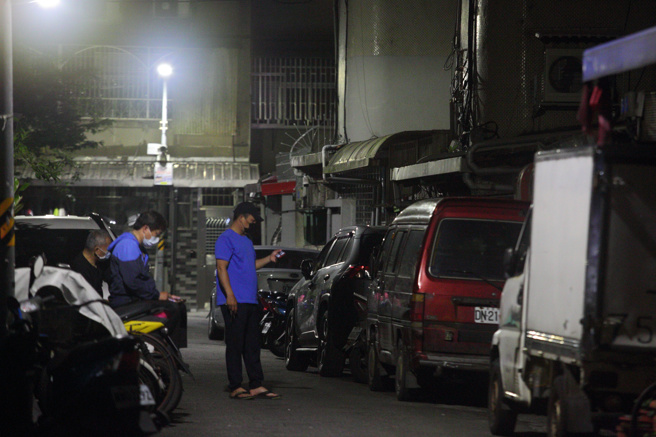 台北市南港區26日晚上8點多突然傳出停電，台電目前已緊急派員搶救。（張鎧乙攝）