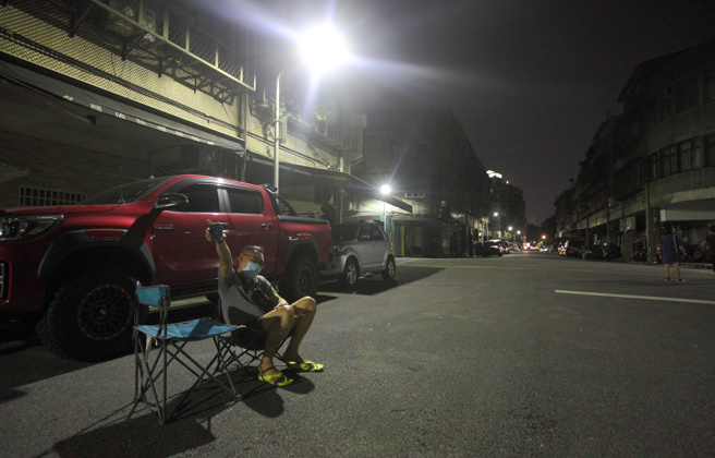 台北市南港區26日晚上8點多突然傳出停電，台電目前已緊急派員搶救。（張鎧乙攝）