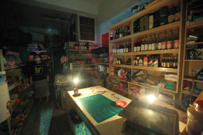 台北市南港區26日晚上8點多突然傳出停電，台電目前已緊急派員搶救。（張鎧乙攝）