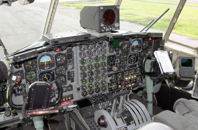 未经过升级的C-130座舱，还是最传统的指针型仪表盘。(图/美国空军)