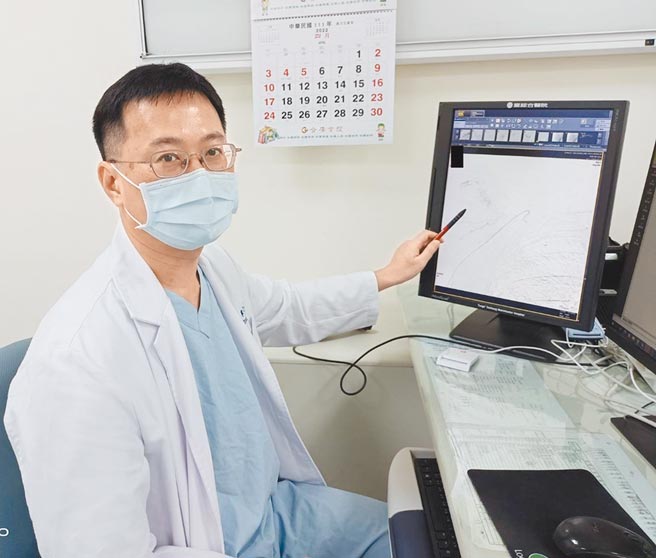 童綜合醫院放射介入治療科李政君主任所指的位置，即為發炎組織新生成異常的微小血管。圖／業者提供