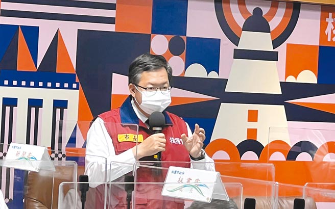 桃园市25日新增696例本土个案，居隔人数高达1万2215人，市长郑文灿强调各大职场应建立定期快筛制度，避免大型职场群聚案件再度发生。（桃园市政府提供／陈梦茹桃园传真）