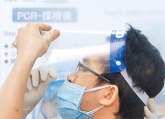 缩短隔离天数简化疫调确实是兼顾经济与防疫下的必须作为，但民眾想自主快筛却1剂难求。图为一位民眾戴着隔离面罩至新北双和医院社区採检站筛检。（陈怡诚摄）
