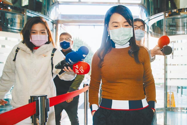 万芳医院主任林英钦特别为周玉蔻到府採检，北市议员痛批万芳医院「这不是特权什么叫特权？」图为去年周玉蔻在指挥中心说明疫情前抢先透露案例细节，走回广播电台不接受採访。（本报资料照片）