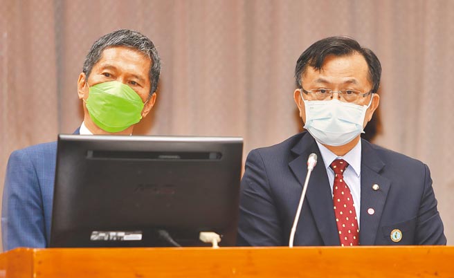 针对华视新闻在4月20日标题出包事件，立院25日邀请华视高层到教育委员会备询，应邀备询的NCC主委陈耀祥（右）指出这是内部管控问题，是一个危机也是转机，让全民知道公广集团改革问题迫在眉睫。（季志翔摄）