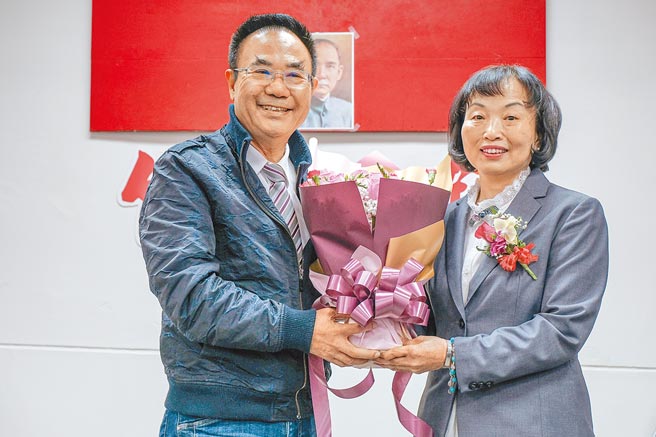 立法院内政委员会昨初审通过修正《地方制度法》，明订未来直辖市、县市长、乡镇市长及村里长的代理人，不得为被代理者的配偶、前配偶、四亲等内的血亲，以及三亲等以内的姻亲关系，图为新竹县竹东镇长罗吉祥（左）因违反《选罢法》遭判处3年10个月，褫夺公权4年，县府竟指派罗吉祥的妻子张顺朋（右）担任代理镇长，引起地方人士不满。（本报资料照片）