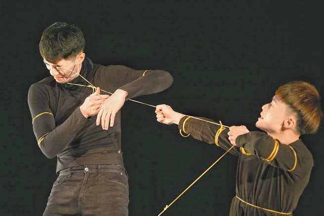 舞蹈空间将推出编舞家黄于芬新作《谈弹》，舞者挑战橡皮筋，不可预测的变化，在拉扯间呈现现实生活上的衝突。（王英豪摄）