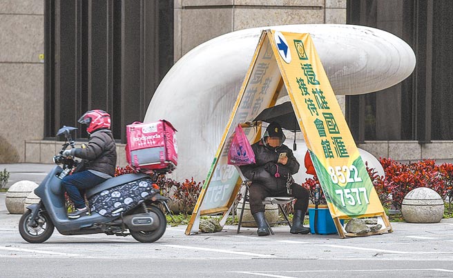 疫情打乱就业市场，主计总处昨日公布去年10月人力运用调查结果，其中非典型工作者（含部分时间、临时性或人力派遣）人数连续两年下降，较前一年减2000人，以79.7万人创5年来新低，仅占全体就业人数不到7％。（中央社）