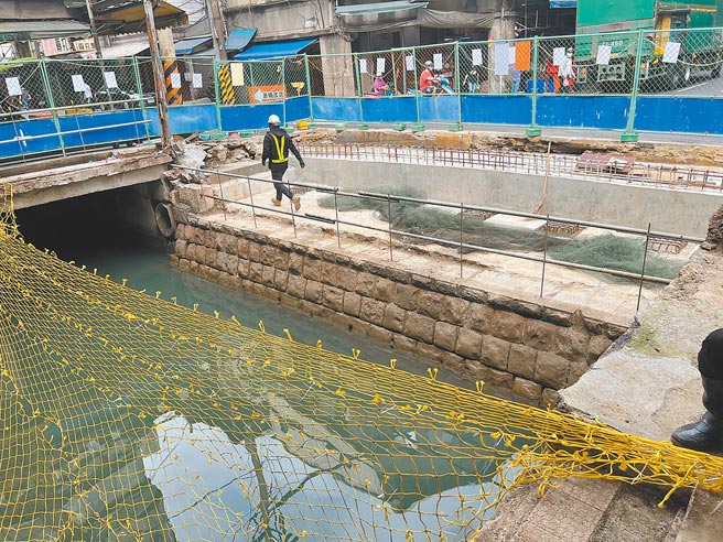 基隆市忠三橋正在改建，工程單位最近將橋面掀開，發現疑日據時期逾百年的旭川河岸壁駁坎重見天日。（陳彩玲攝）