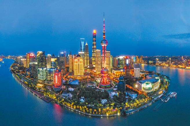 2020年，无人机航拍上海浦东陆家嘴夜景，灯火通明。（中新社）