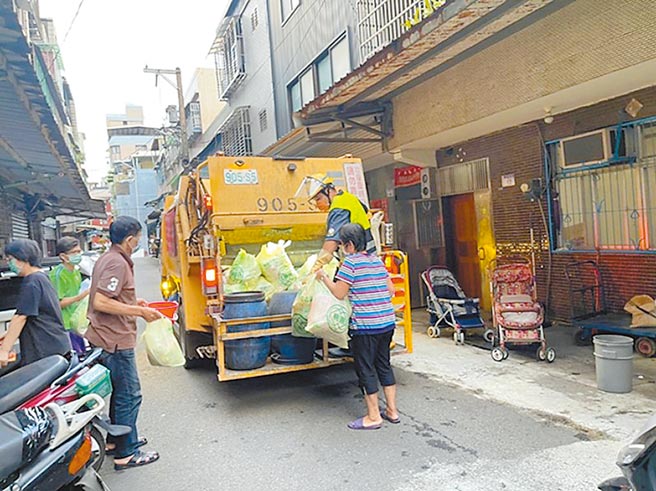 桃園可透視垃圾袋政策宣傳期延至年底，明年上路。（桃園市政府環保局提供／陳夢茹桃園傳真）