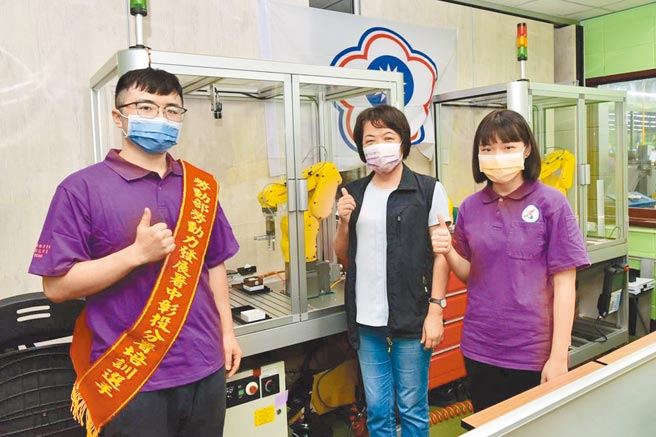 高二的金牌選手劉育瑄（右）和搭檔黃奕翔（左）勇奪「機器人系統整合」職類金牌，中彰投分署長林淑媛（中）大讚兩人合作無間，默契絕佳。（中彰投分署提供／謝瓊雲台中傳真）