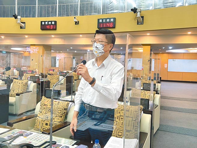 疫情升溫，國民黨台南市長參選人、市議員謝龍介呼籲市長黃偉哲以身作則減少跑攤。（洪榮志攝）