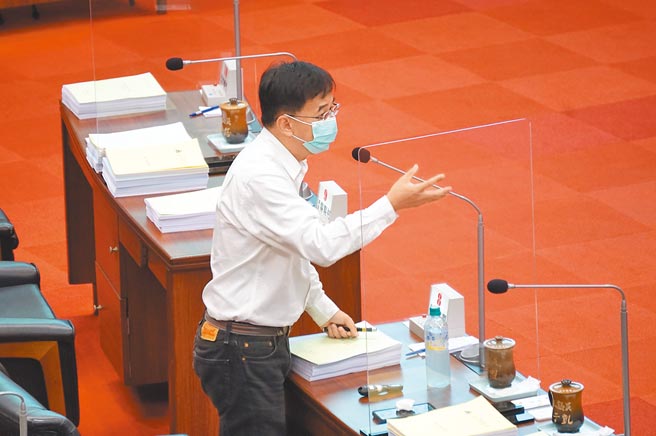 高市議員郭建盟指出，若依高雄病床數推估，單日確診達到1650人將達到醫療量能臨界值，建議高市府適時發布不同強度的人潮群聚限令。（柯宗緯攝）