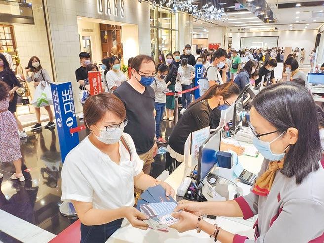 高市府推出「高雄券」累計發放逾11.7億。圖為百貨業參與「高雄開就賺」活動，普遍業績都有兩位數成長。（高市經發局提供／柯宗緯高雄傳真）