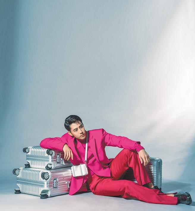 胡宇威说身上的Rimowa Personal小包，让他忆起以前出国度假的愉快心情。Rimowa Personal Poly硬壳包4万1400元、Original Cabin Silver行李箱（左上）3万9200元、Original Check-in Silver行李箱（左下）4万9000元、Original Compact行李箱（右）3万7900元。（摄影／JOJ Photo‧服装提供／LV）