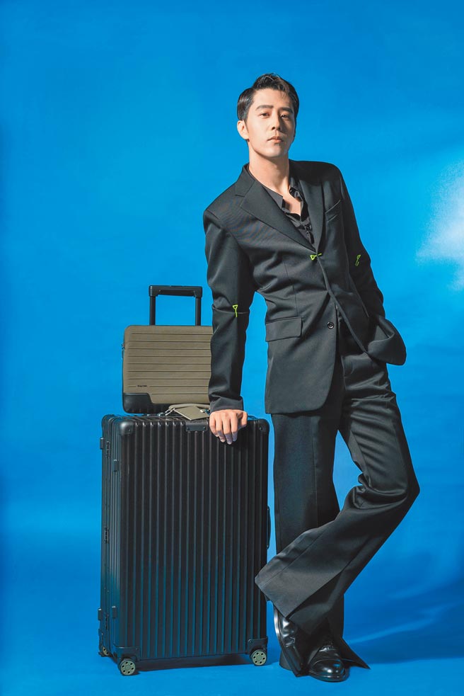 如果近期能出国，胡宇威会毫不迟疑飞去西班牙放自己一个长假。Rimowa Classic黑色行李箱5万1600元，可替换式轮组5490元，可替换式把手1万140元，皮革吊牌2540元。绿色Neverstill手拿包1万5400元。（摄影／JOJ Photo‧服装提供／LV）