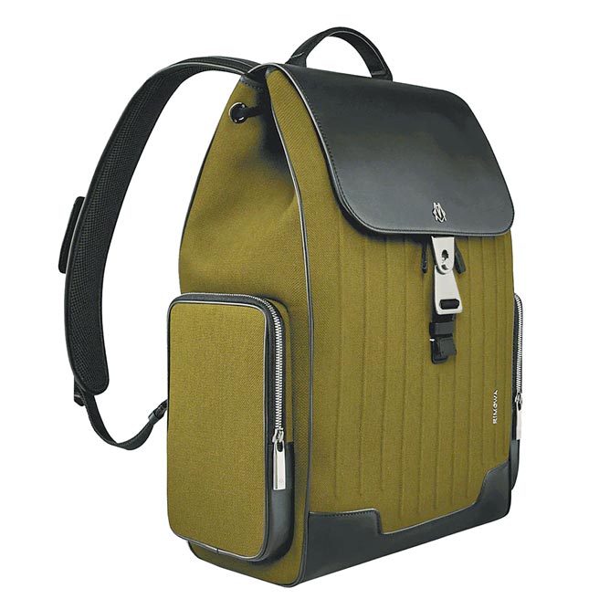 Rimowa Never Still Flap墨绿色翻盖后背包，5万2700元。（Rimowa提供）