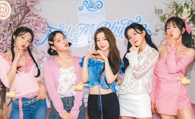 Red Velvet近期回歸，大量運用義大利時尚品牌BLUMARINE打造甜辣Y2K風格。（摘自Red Velvet官方IG帳號）