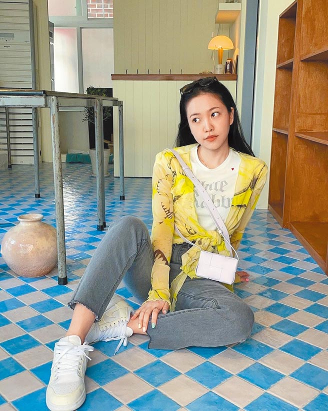 Red Velvet人氣成員Yeri以BLUMARINE蝴蝶雪紡上衣，內搭短版白Ｔ，展現清新甜美風格，適合初嘗試Y2K風格的人參考。（摘自Yeri IG）