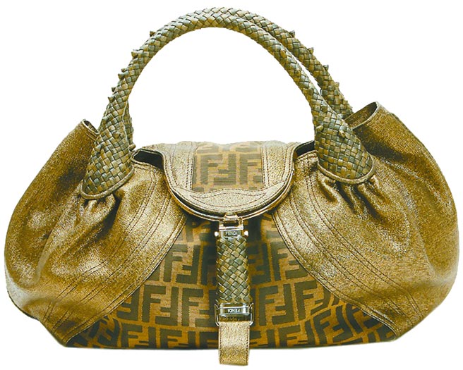 Fendi的Spy Bag以宽松包身与编织提把，2005年推出后就相当高人气。（本报资料照）