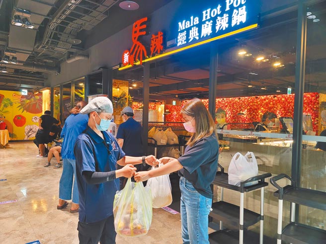 疫情升溫，百貨母親節訂位受到影響，業者紛推出外帶大餐優惠。（遠百提供）