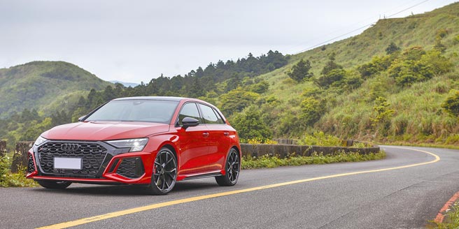 Audi RS 3 Sportback具0-100km／h加速3.8秒、极速280km／h性能表现，售价327万元，还可额外选配相关性能套件，让极速提升至290km／h，试驾车车色为拉丁红。（陈大任摄）