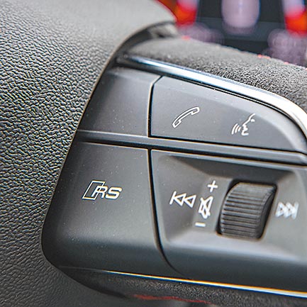 方向盘RS专属按键。（陈大任摄）