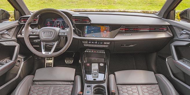 内装採取热血指数爆表的红黑配色，彰显战斗风格。（陈大任摄）