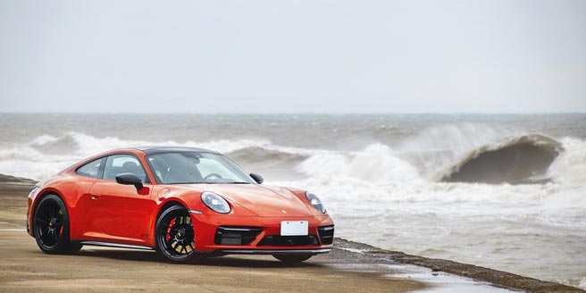 PORSCHE 911 Carrera GTS售价780万元，试驾车另选胭脂红车漆（加价18万1400元）、高亮泽黑色SportDesign造型外观套件（加价19万8700元）。（陈大任摄）