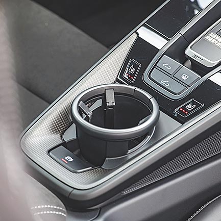 选配雾面碳纤内饰套件。（陈大任摄）