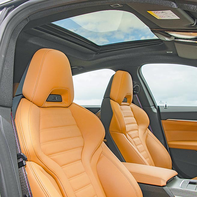 试驾车选配M双前座跑车椅加价6.3万元。（陈大任摄）