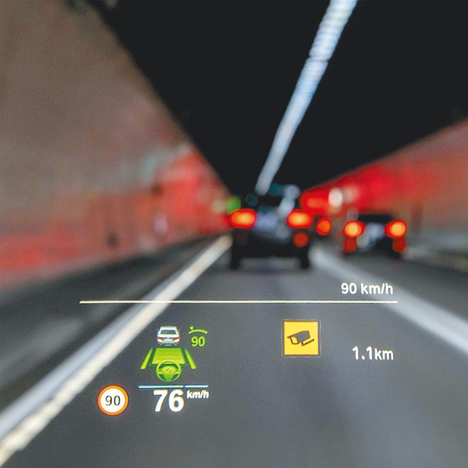 大尺寸抬头显示器可显示丰富的行车资讯。（陈大任摄）