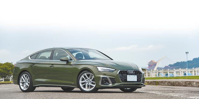 Audi A5 Sportback 40 TFSI S line搭载2.0L直列4缸涡轮增压引擎及12V轻型复合动力系统，可提供204hp／320Nm最大动力输出，0-100km／h加速7.2秒，特别的是，12V轻型复合动力系统会在车速55-160km／h自动让引擎熄火滑行，最长可达10秒，还可提供最多达6kW动能回收，更加环保节能，售价250万元。（陈大任摄）