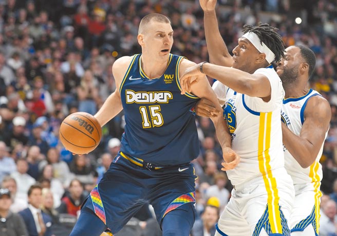 约基奇（左）无视对手包夹，依旧运球往前突破。（美联社）