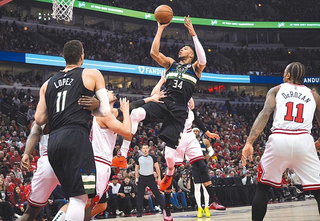 阿提托康波（中）选择后仰单手挑篮。（路透）