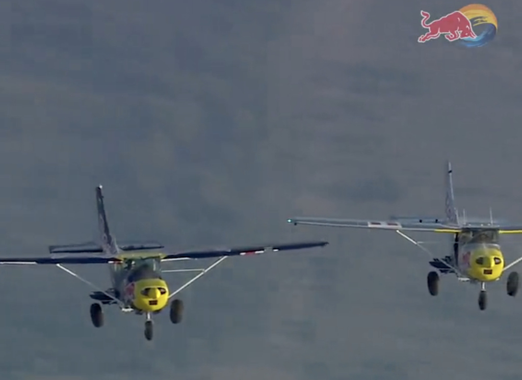 红牛主办飞行特技挑战，两架尝试在高空中做出交换飞机的表演。（图/截自@redbullGER推特）(photo:ChinaTimes)