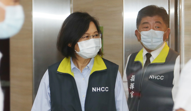 疫情严重，蔡英文总统（左）26日特别邀集各部会首长到疫情指挥中心开会，商讨因应的对策，会后发表谈话宣布会加强调整防疫四大政策，包含「轻重症分流」、「快筛试剂」、「重点疫调」与「疫苗施打」等措施，右为疫情指挥官陈时中。（资料照/季志翔摄）