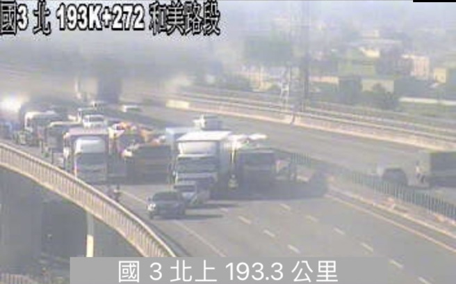 國道3號北上和美路段27日上午發生車禍，造成車流回堵。（翻攝高公局）