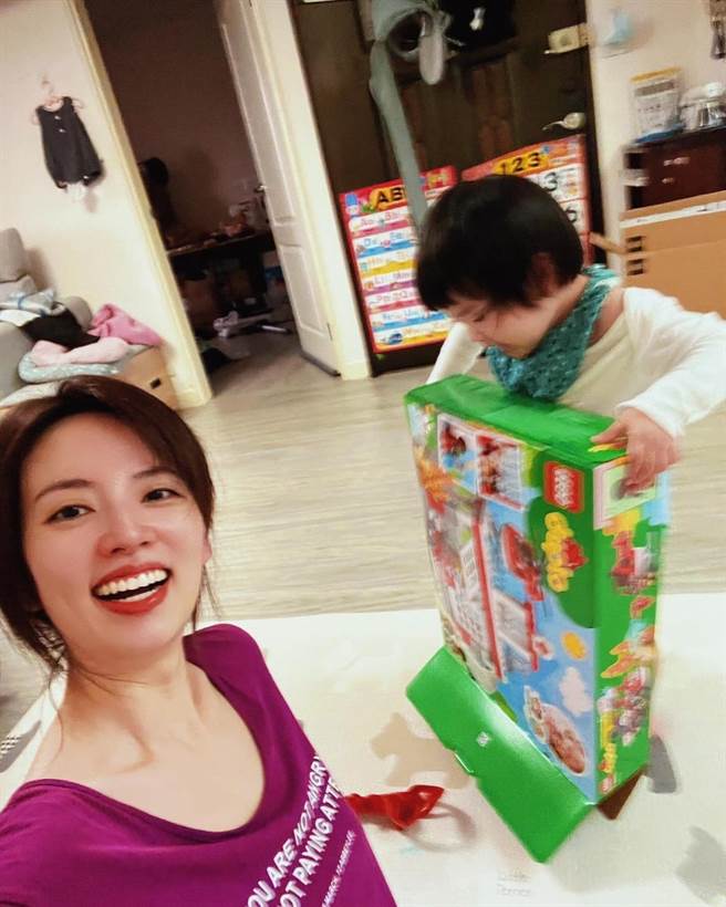 阿诺经常在脸书分享跟女儿的互动。（摘自脸书）