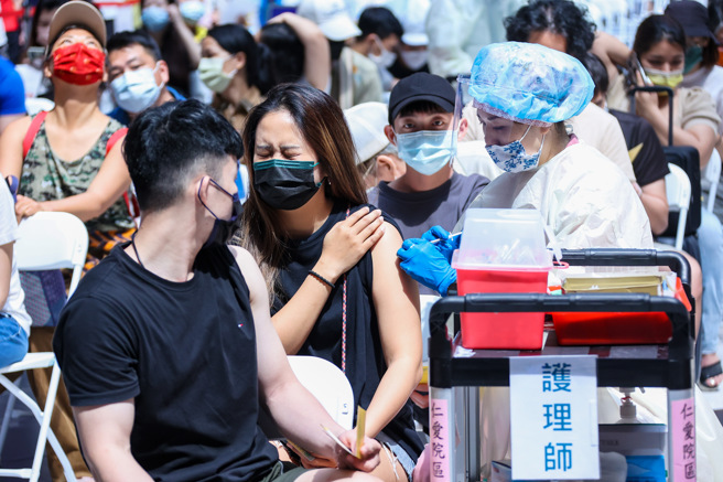 本土疫情連環爆，不少民眾踴躍打疫苗。（羅永銘攝）