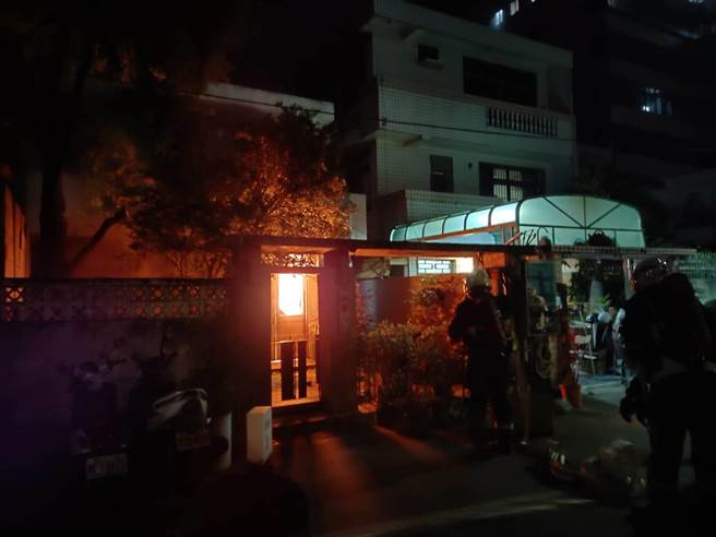 台中一家知名老宅改造早午餐店27日凌晨因不明原因起火燃烧，一、二楼几乎全面燃烧。（民眾提供／冯惠宜台中传真）
