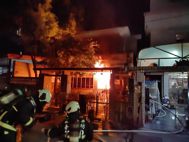 台中一家知名老宅改造早午餐店27日凌晨因不明原因起火燃烧，一、二楼几乎全面燃烧。（民眾提供／冯惠宜台中传真）