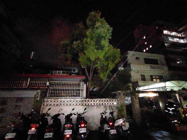 台中一家知名老宅改造早午餐店27日凌晨因不明原因起火燃烧，警消立即出动到场灭火以及疏散人员。（民眾提供／冯惠宜台中传真）