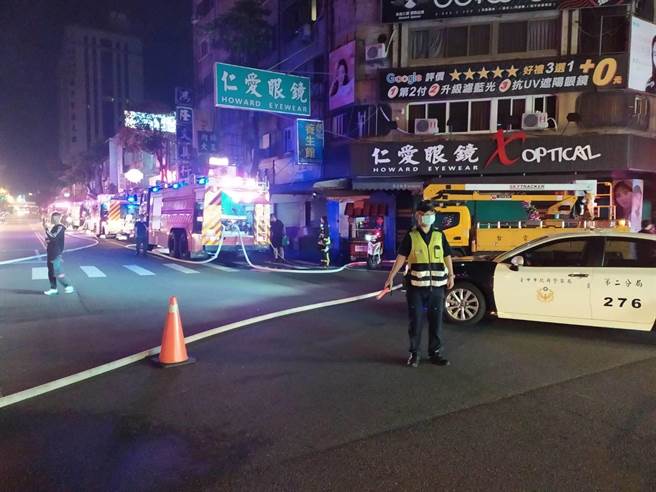台中一家知名老宅改造早午餐店27日凌晨因不明原因起火燃烧，警消立即出动到场灭火以及疏散人员。（民眾提供／冯惠宜台中传真）