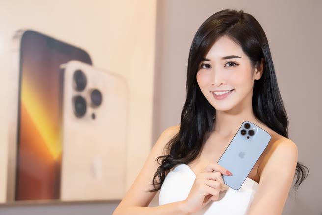 德谊数位在5月推出购买 iPhone 13 全系列，加购 DE Care 行动装置险二年，即送母亲节限定玫瑰金色行动电源。（德谊数位提供）