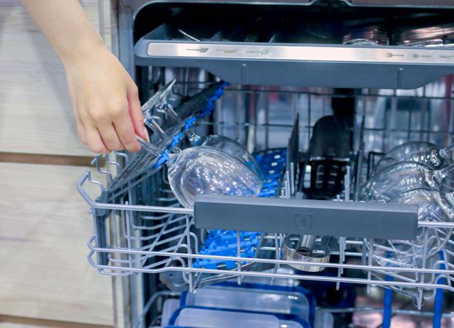 伊莱克斯的极净呵护全嵌式洗碗机系列，指定型号搭载细致餐具保护设计及独家餐具抽屉，更能方便灵活及安全使用。（粘耿豪摄）