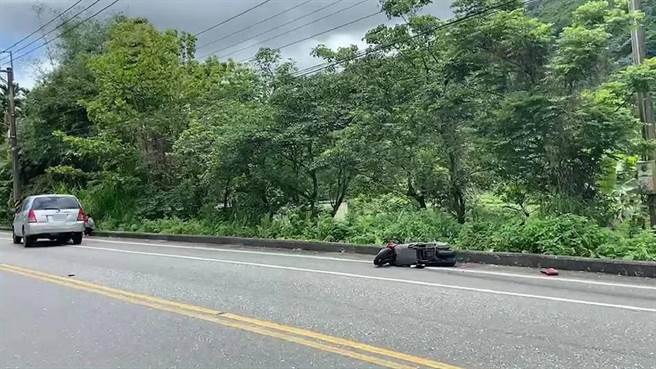 58岁吴姓女子26日上午驾车行经花莲寿丰乡池南路段时，疑未注意前方骑着机车准备左转的76岁余姓老妇，进而直接撞上，造成余妇胸腔重创，送医急救不治。（警方提供／罗亦晽花莲传真）