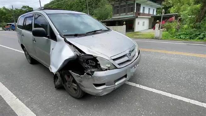 58岁吴姓女子26日上午驾车行经花莲寿丰乡池南路段时，疑未注意前方骑着机车准备左转的76岁余姓老妇，进而直接撞上，余妇送医急救不治，吴女右车头则是凹陷毁损。（警方提供／罗亦晽花莲传真）