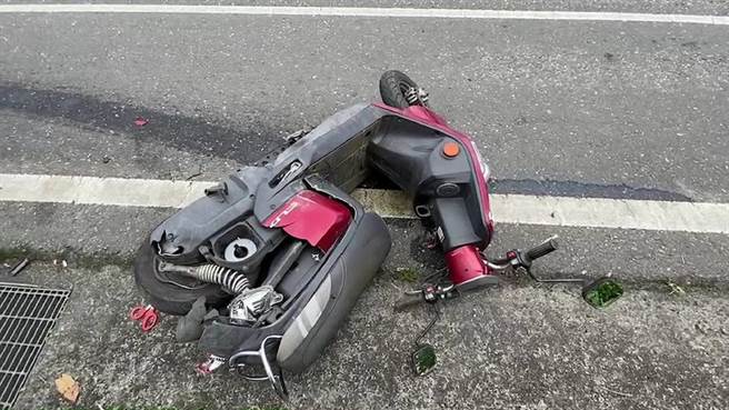 58岁吴姓女子26日上午驾车行经花莲寿丰乡池南路段时，疑未注意前方骑着机车准备左转的76岁余姓老妇，进而直接撞上，造成余妇胸腔重创，送医急救不治。（警方提供／罗亦晽花莲传真）